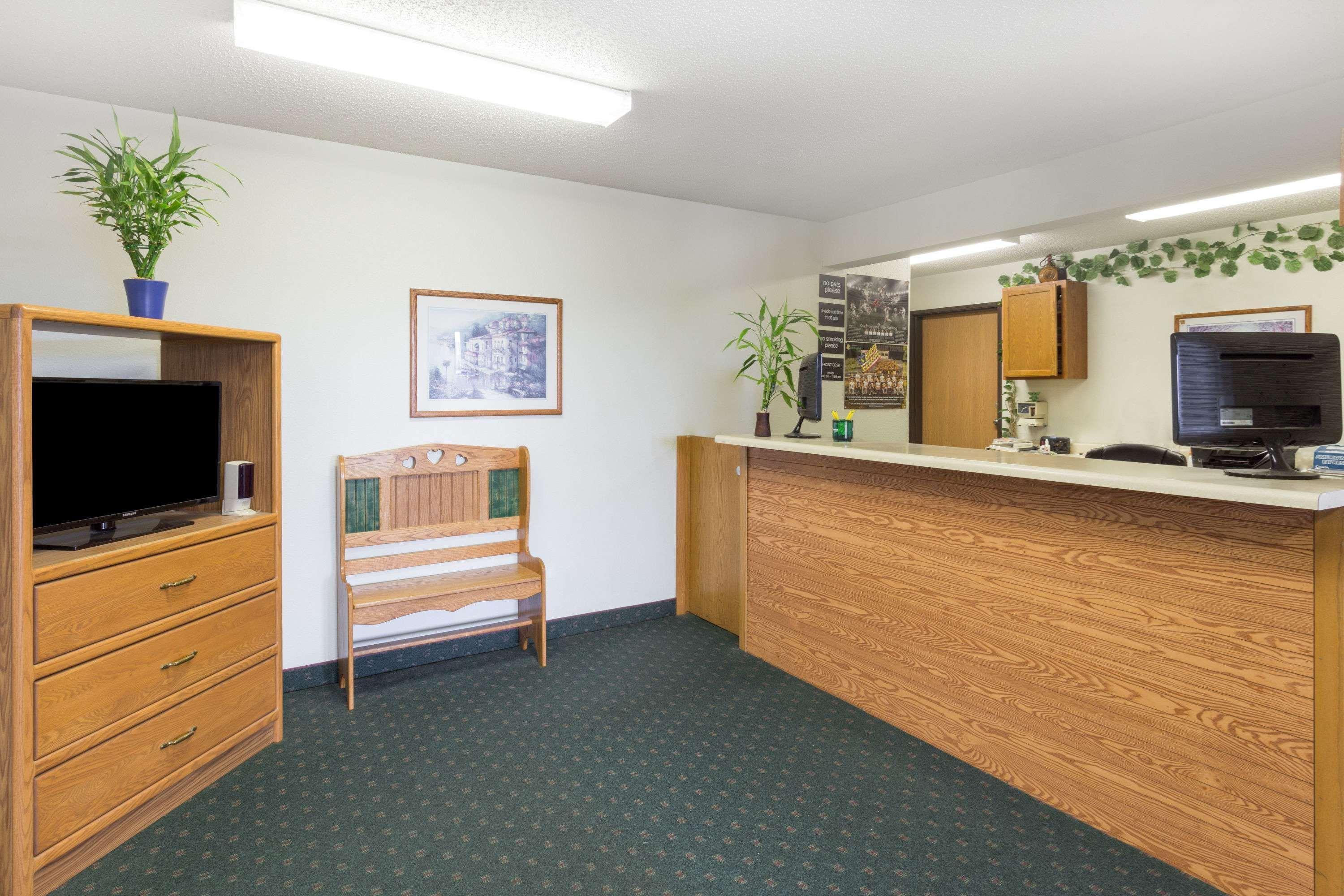 Super 8 By Wyndham Dewitt Hotell Eksteriør bilde